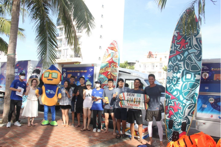 Tuoi Tre (Youth) newspaper coordinated with units to promote digital payment services at coastal tourist destinations in Da Nang City. Photo: Truong Trung / Tuoi Tre