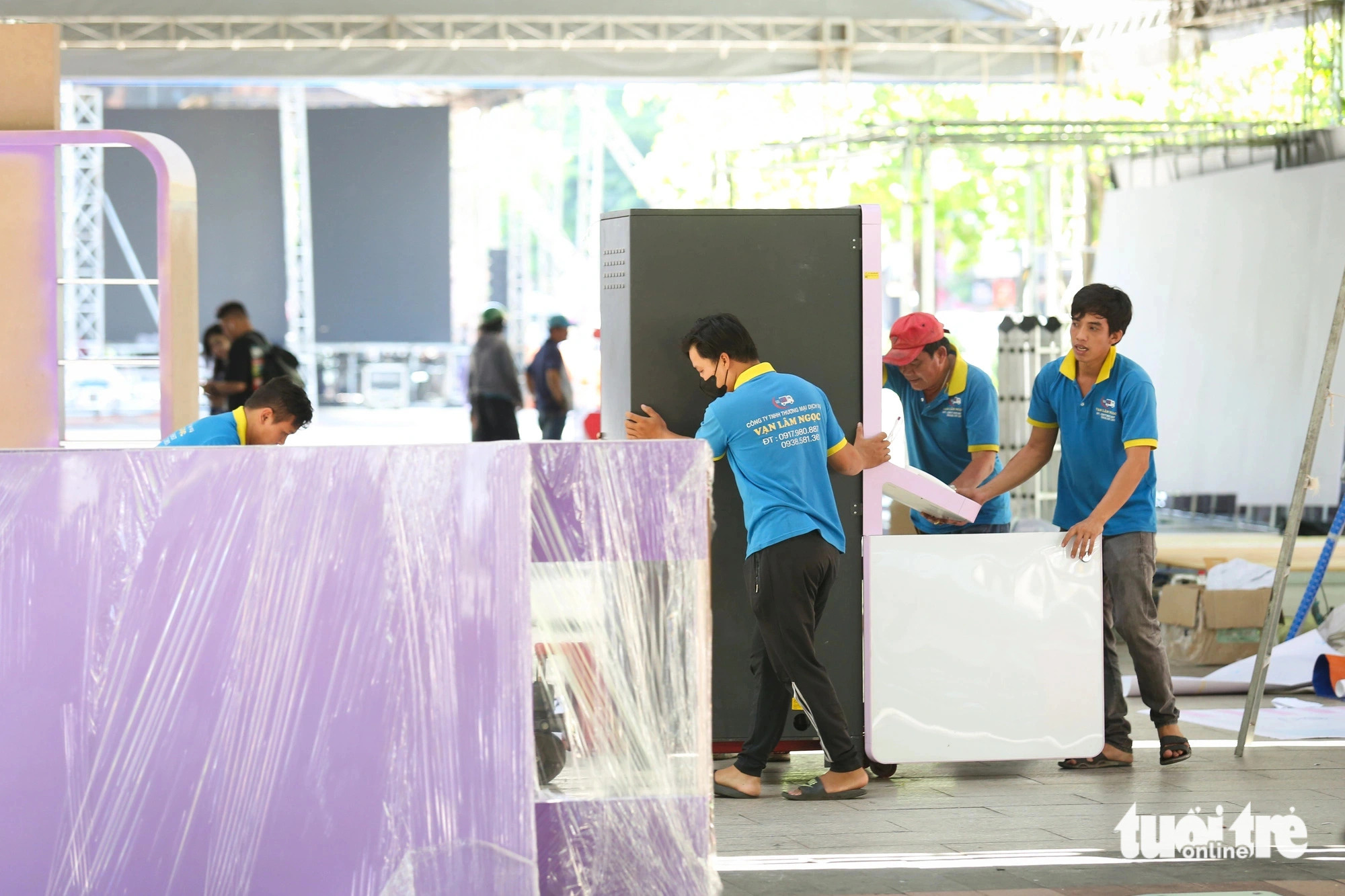 Employees of a booth contractor are setting up a booth at the 2024 Cashless Day Festival. Photo: Phuong Quyen / Tuoi Tre