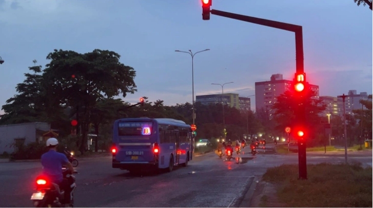 Buses flagrantly run red lights in Vietnam: exposé