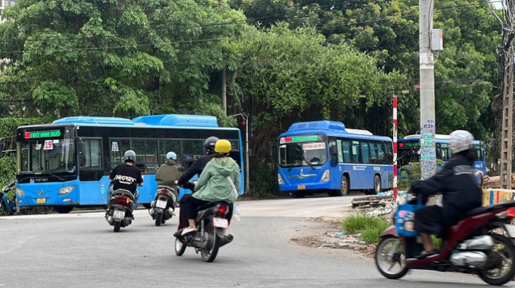 A bus of route No. 19 and another of route No. 53 pass through the red light at a roundabout between Thu Duc City and Di An City, Binh Duong Province on June 9, 2024. Photo: Xuan Doan / Tuoi Tre