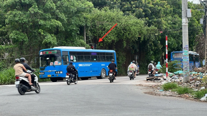 A bus of route No. 33 fails to stop at a red light on June 9, 2024. Photo: Xuan Doan / Tuoi Tre