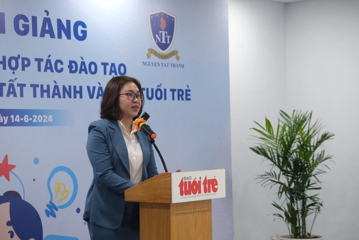 Dang Nhu Thao, deputy head of the Faculty of Creative Communication at Nguyen Tat Thanh University, speaks during the opening ceremony for a joint training program with Tuoi Tre (Youth) newspaper at the latter’s headquarters at 60A Hoang Van Thu Street in Phu Nhuan District, Ho Chi Minh City, June 14, 2024. Photo: Ngoc Phuong / Tuoi Tre