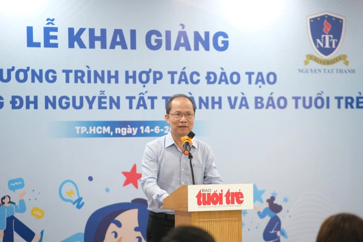 Le Xuan Trung, deputy editor-in-chief of Tuoi Tre (Youth) newspaper, speaks during the opening ceremony for a joint training program with Nguyen Tat Thanh University students at Tuoi Tre (Youth) newspaper’s headquarters at 60A Hoang Van Thu Street in Phu Nhuan District, Ho Chi Minh City, June 14, 2024. Photo: Ngoc Phuong / Tuoi Tre