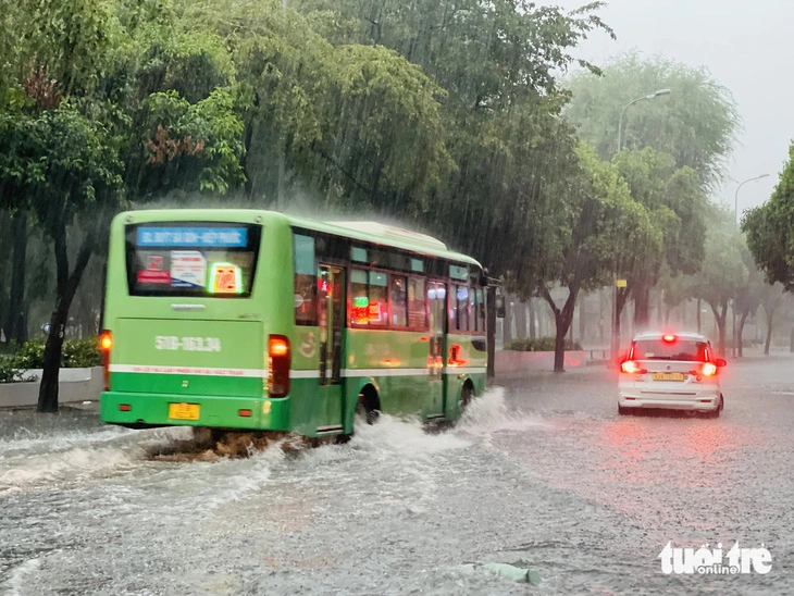 Heavy rainfall causes flooding on Le Lai Street in District 1, Ho Chi Minh City, June 14, 2024. Photo: Le Thanh Huy / Tuoi Tre