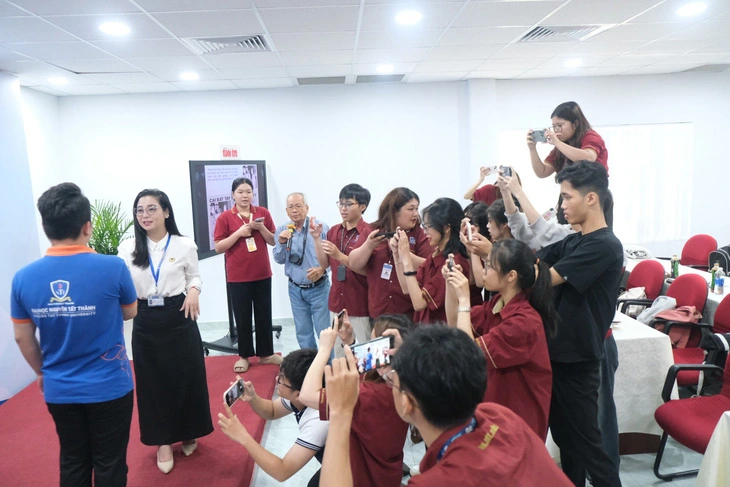 Creative communication students from Nguyen Tat Thanh University practice photography during the training program at Tuoi Tre (Youth) newspaper’s headquarters at 60A Hoang Van Thu Street in Phu Nhuan District, Ho Chi Minh City, June 14, 2024. Photo: Ngoc Phuong / Tuoi Tre