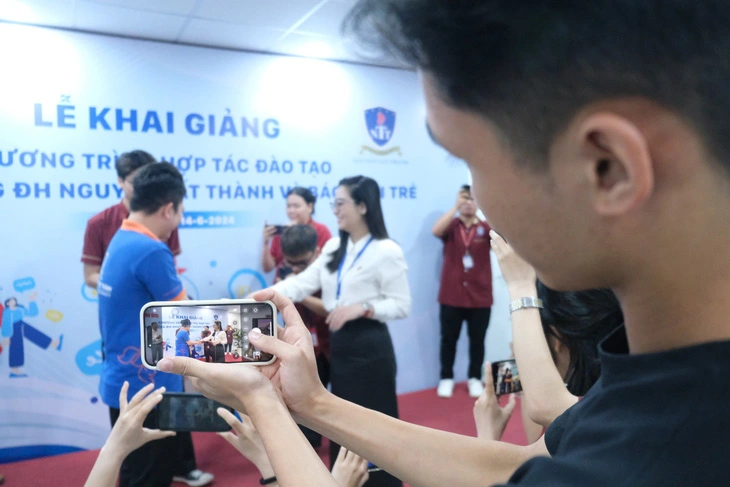 Creative communication students from Nguyen Tat Thanh University practice photography during the training program at Tuoi Tre (Youth) newspaper’s headquarters at 60A Hoang Van Thu Street in Phu Nhuan District, Ho Chi Minh City, June 14, 2024. Photo: Ngoc Phuong / Tuoi Tre