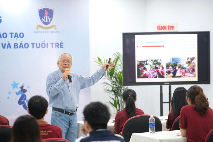 Nguyen Cong Thanh, former head of photo desk at Tuoi Tre (Youth) newspaper, teaches creative communication students from Nguyen Tat Thanh University photography during the training program at the daily's headquarters at 60A Hoang Van Thu Street in Phu Nhuan District, Ho Chi Minh City, June 14, 2024. Photo: Ngoc Phuong / Tuoi Tre