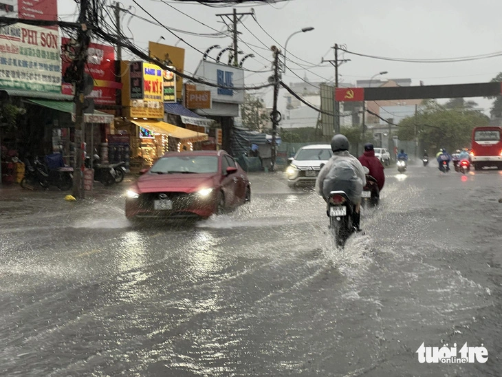 Heavy rainfall causes flooding on Le Van Viet Street in District 1, Ho Chi Minh City, June 14, 2024. Photo: Ngoc Quy / Tuoi Tre