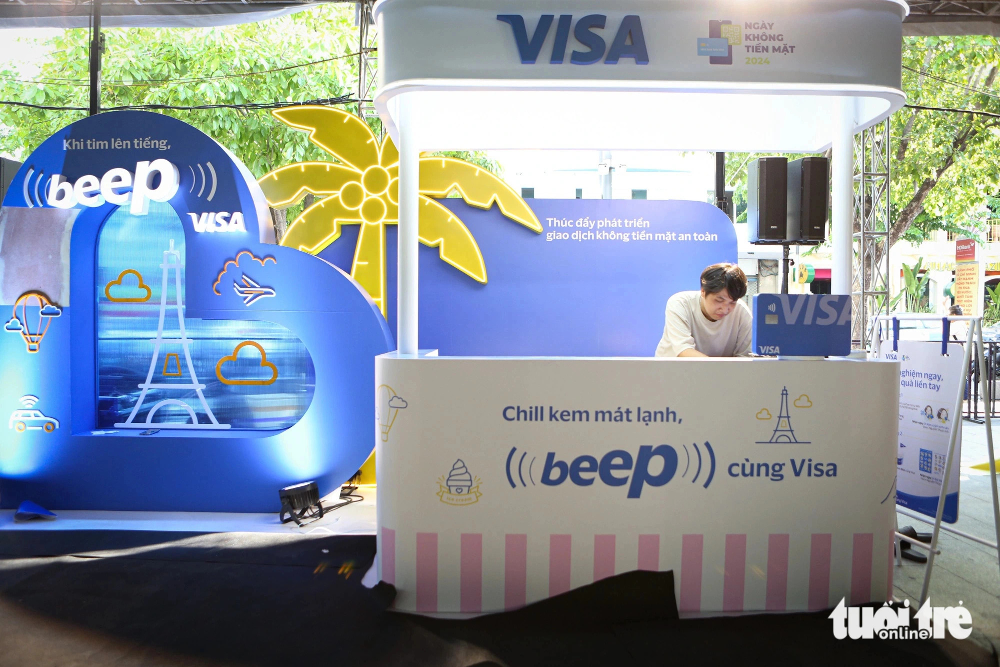The booth of VISA,  a major global card payment organization, at the Cashless Day Festival held  from June 14 to 16 on Nguyen Hue Pedestrian Street in District 1, Ho Chi Minh City. Photo: Phuong Quyen / Tuoi Tre
