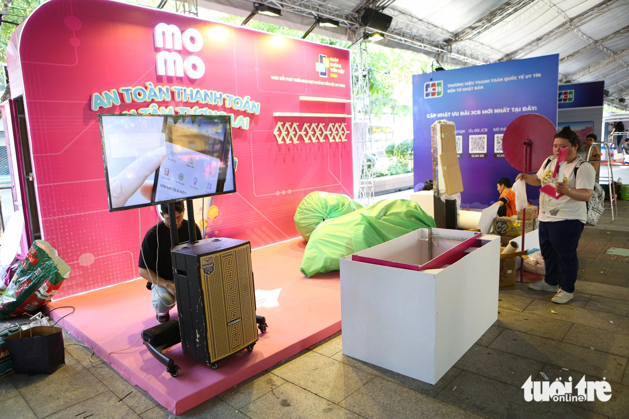 Festival-goers can explore the most popular payment trends. Photo: Phuong Quyen / Tuoi Tre