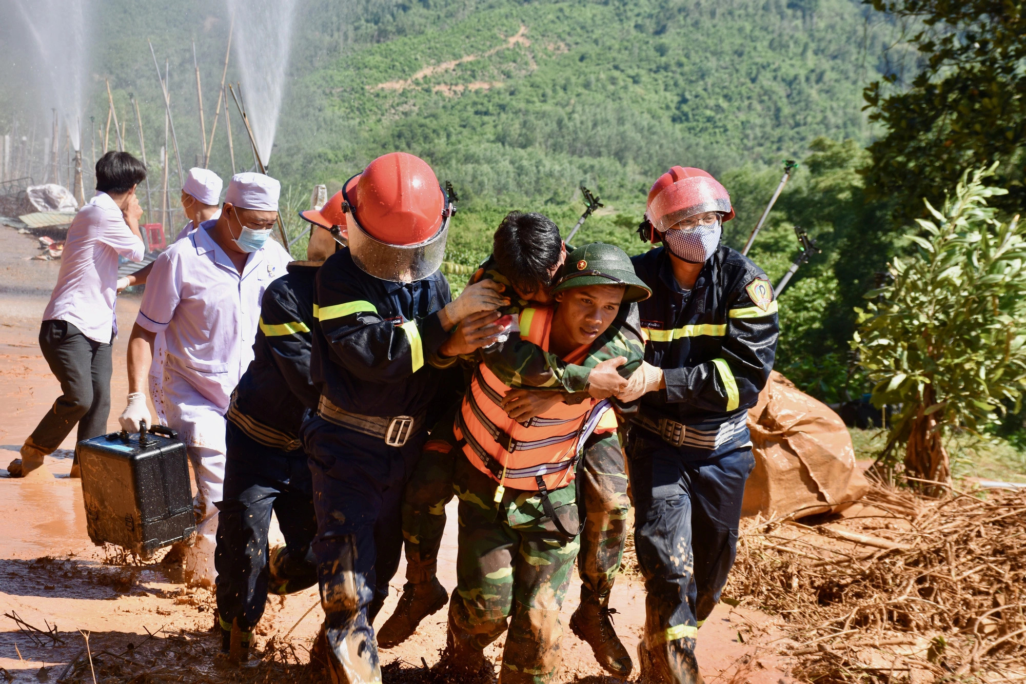 Mock exercise on landslides gathers nearly 1,000 participants in Vietnam’s Khanh Hoa