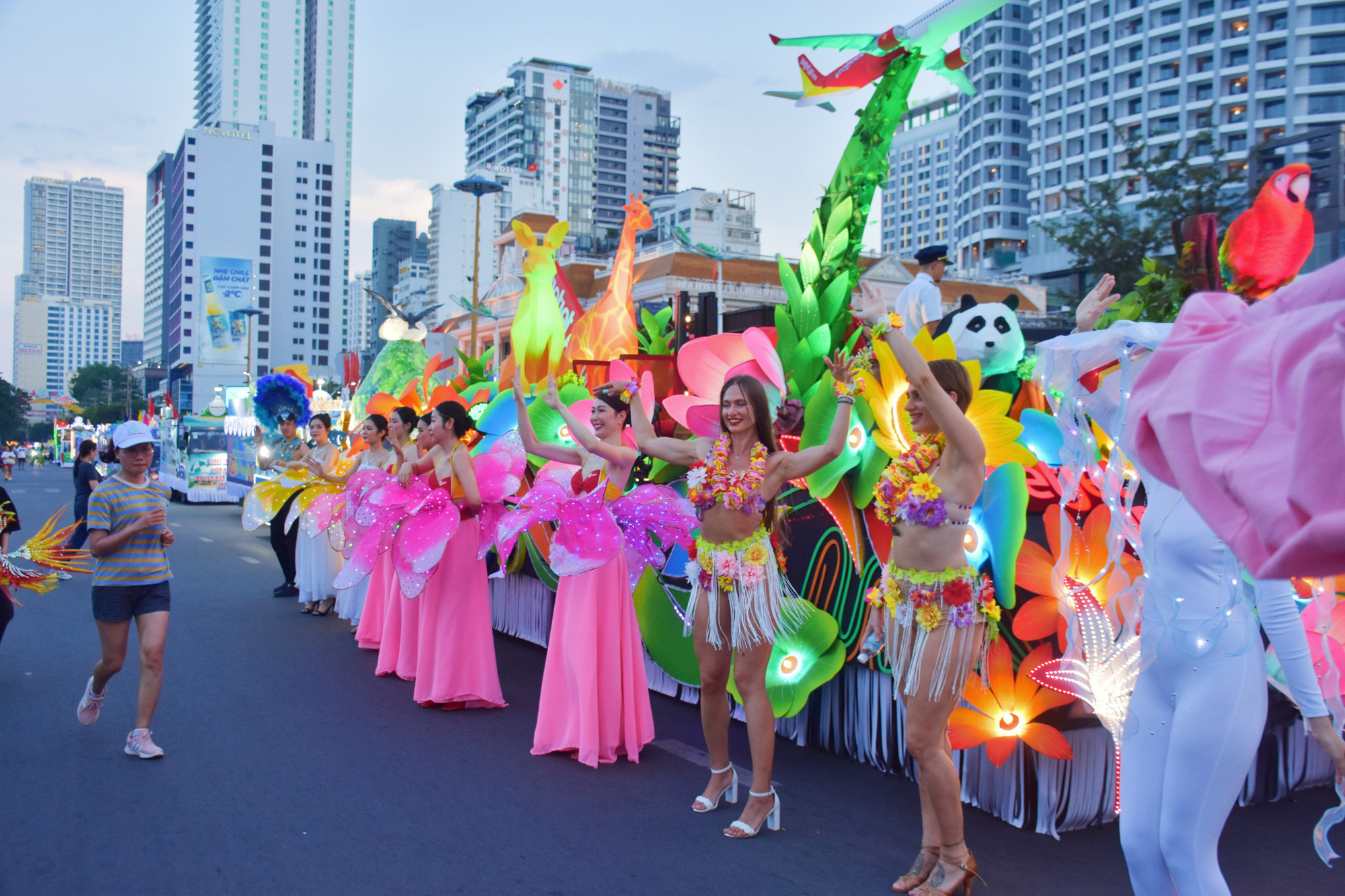 Nha Trang shines bright with carnival of lights