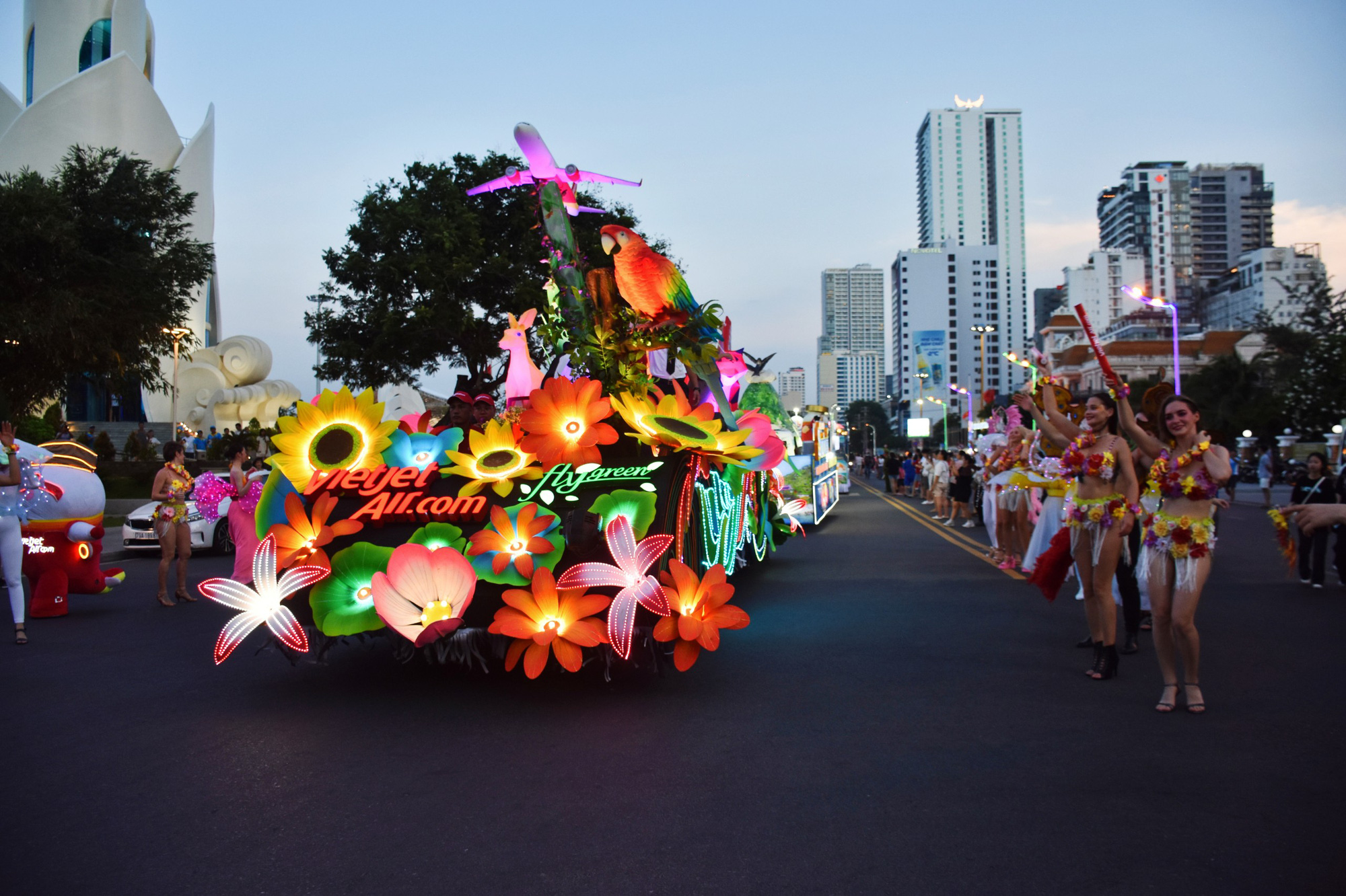 Colorful floats parade on the street during the Carnival of Lights as part of the Nha Trang Sea Tourism Festival 2024 held in Nha Trang City, Khanh Hoa Province, south-central Vietnam, June 14, 2024. Photo: Tran Hoai / Tuoi Tre