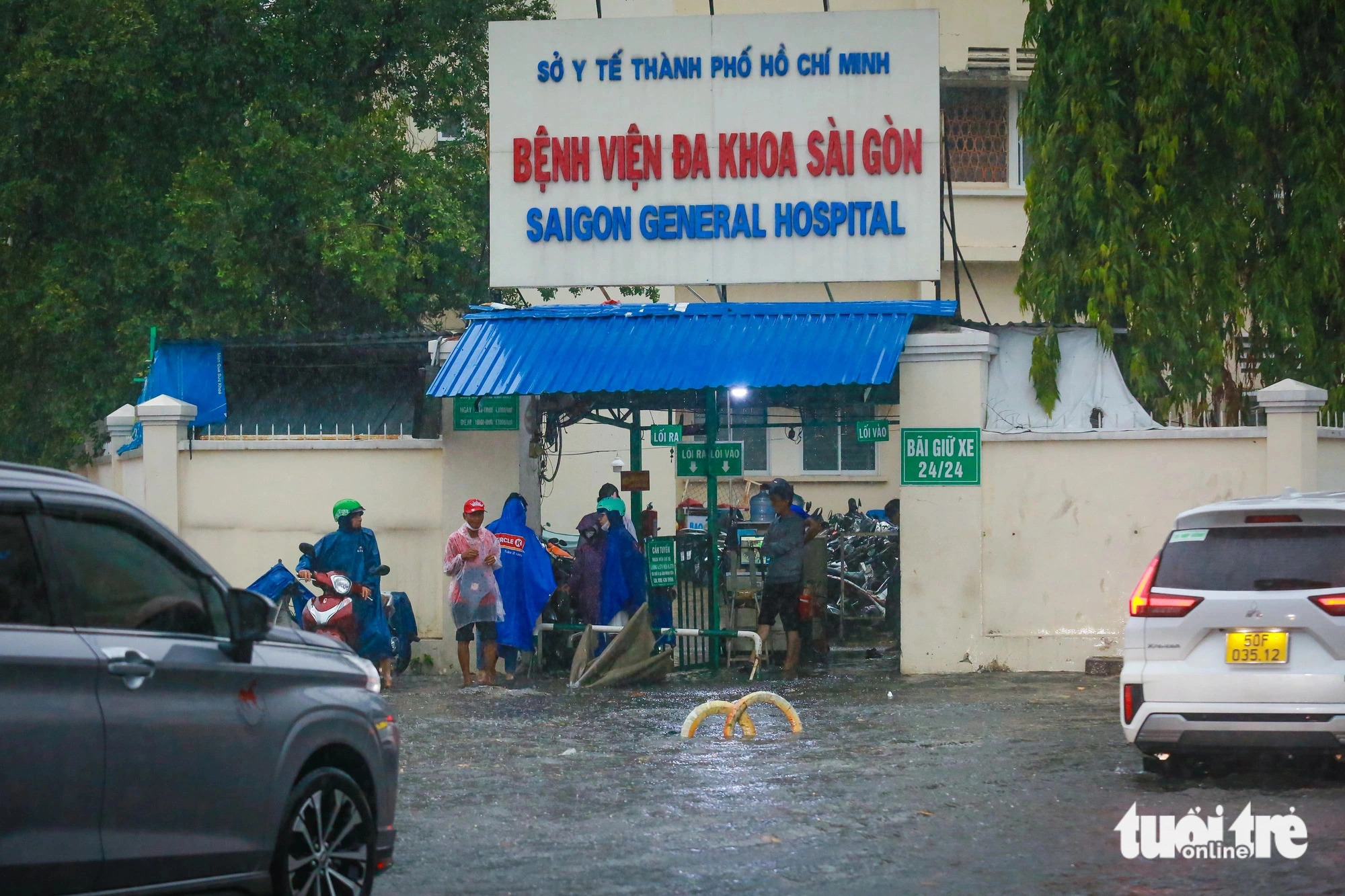 Partial flooding hits an area in front of Saigon General Hospital in District 1, Ho Chi Minh City due to heavy rainfall on June 14, 2024. Photo: Chau Tuan / Tuoi Tre