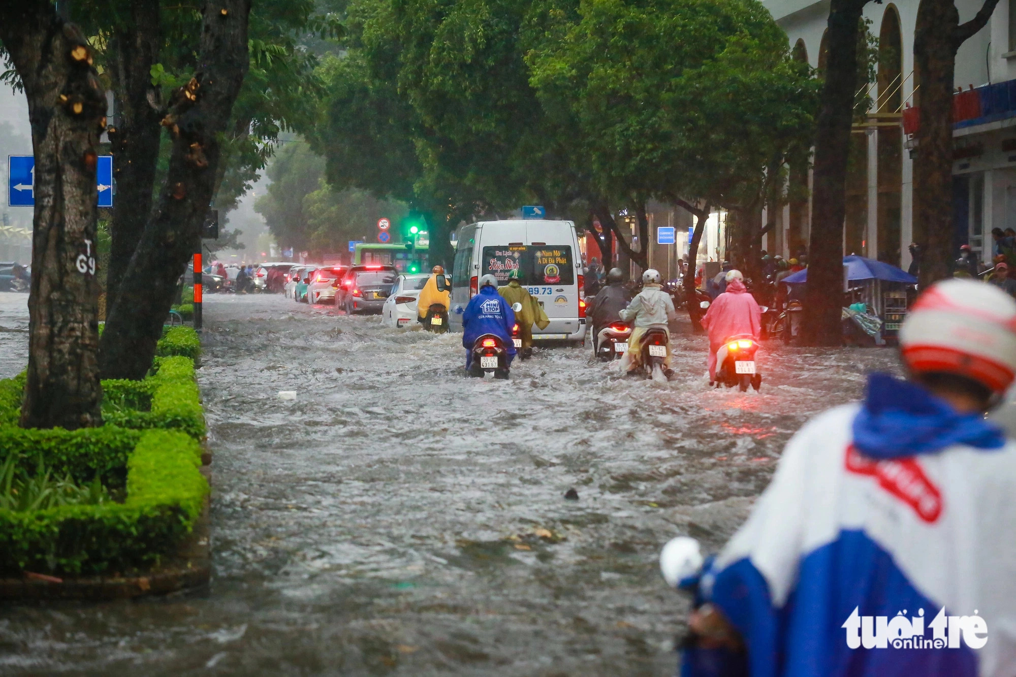 The entire Le Loi Boulevard in District 1, Ho Chi Minh City looks more like a river due to heavy rainfall on June 14, 2024. Photo: Chau Tuan / Tuoi Tre