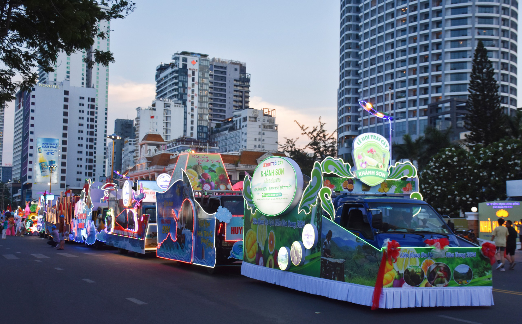 Colorful floats parade on the street during the Carnival of Lights as part of the Nha Trang Sea Tourism Festival 2024 held in Nha Trang City, Khanh Hoa Province, south-central Vietnam, June 14, 2024. Photo: Tran Hoai / Tuoi Tre