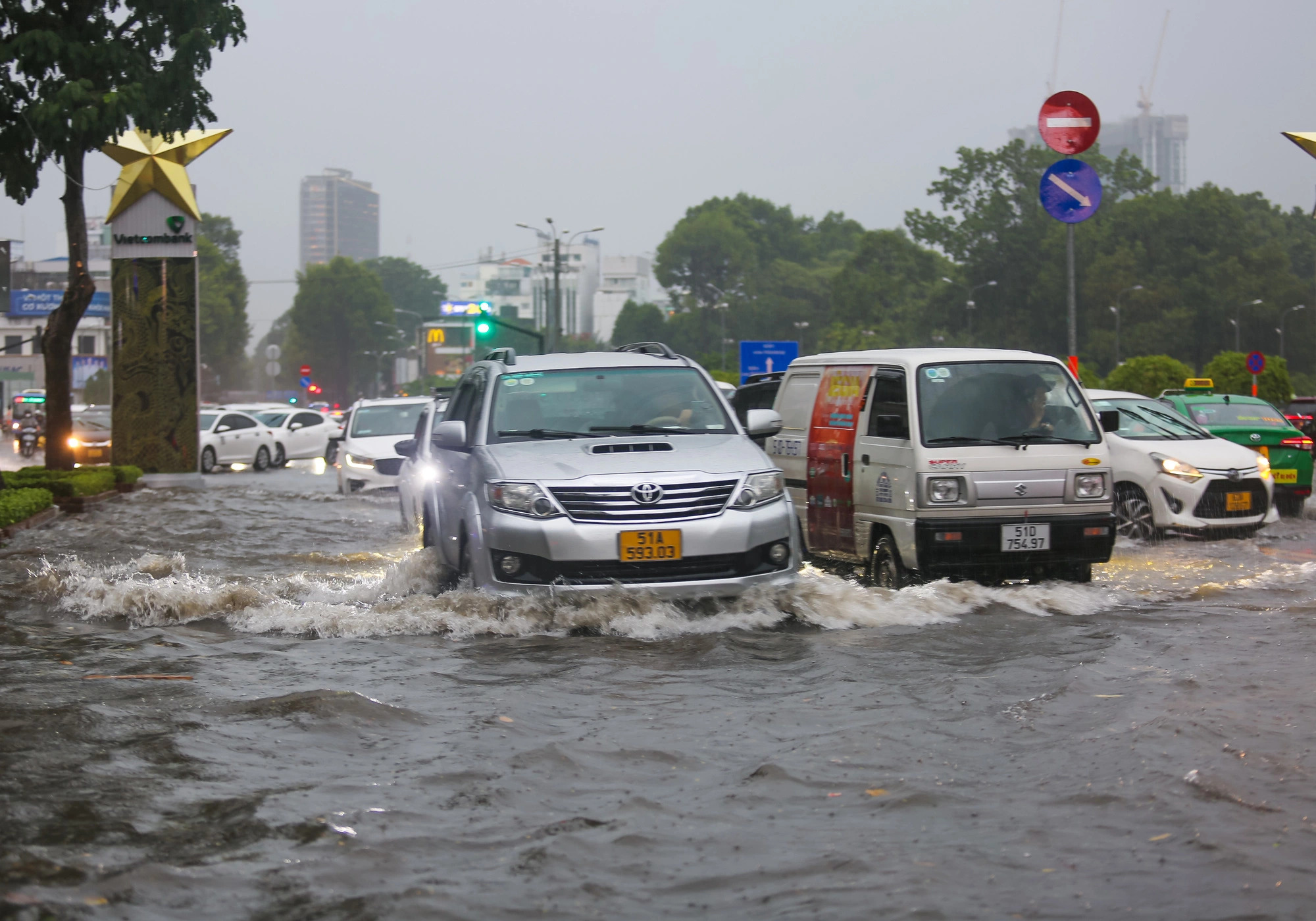 Le Loi Boulevard in District 1, Ho Chi Minh City resembles a river during a heavy afternoon downpour on June 14, 2024. Photo: Chau Tuan / Tuoi Tre
