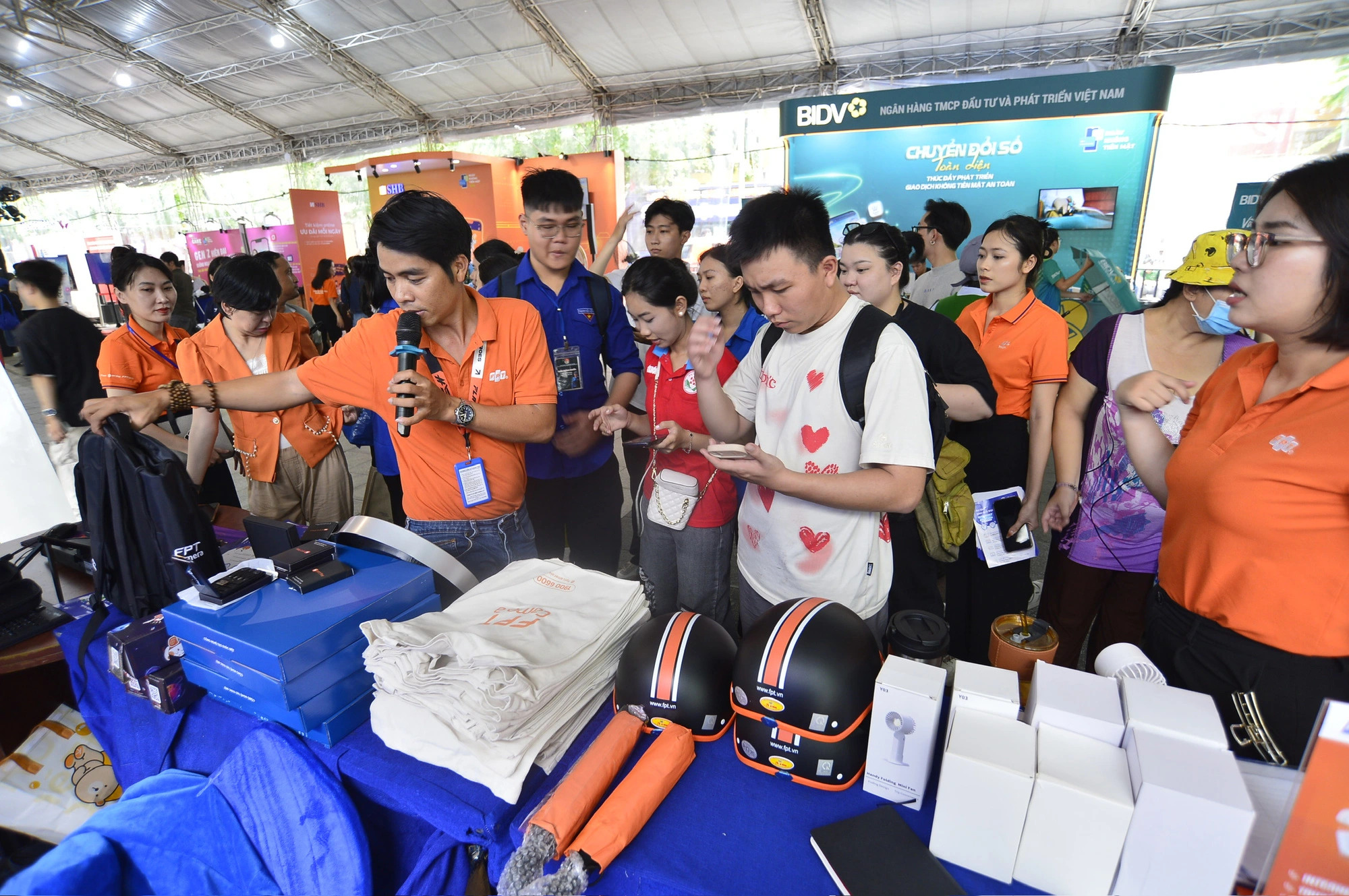 Pavilions offer a vast array of gifts at the Cashless Day Festival held on Nguyen Hue Pedestrian Street in District 1, Ho Chi Minh City, June 15, 2024. Photo: Quang Dinh / Tuoi Tre