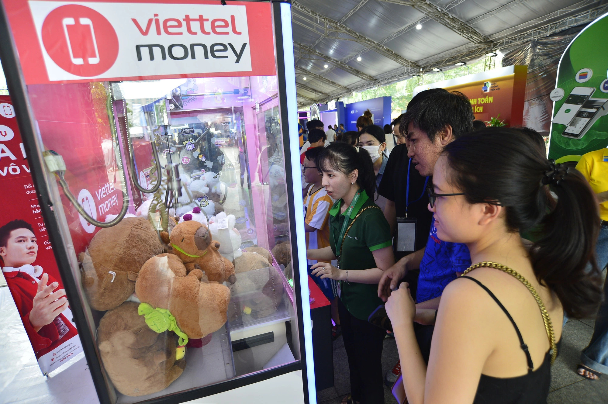 Military-run e-wallet Viettel Money hosts interactive games and offers countless gifts to visitors. Photo: Quang Dinh / Tuoi Tre