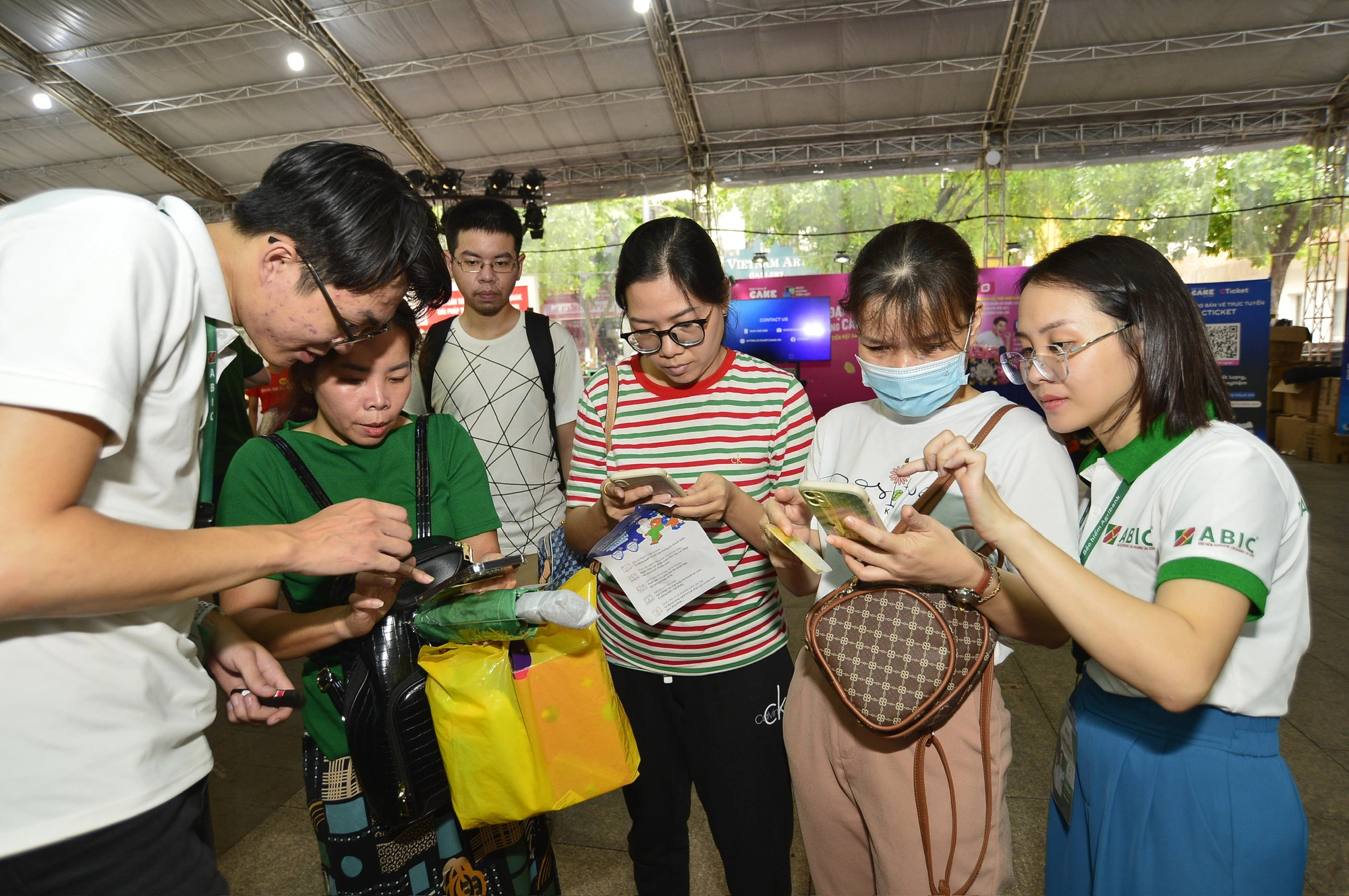 Festival-goers can get detailed and comprehensible information about products and services of participating banks by touring the festival. Photo: Quang Dinh / Tuoi Tre