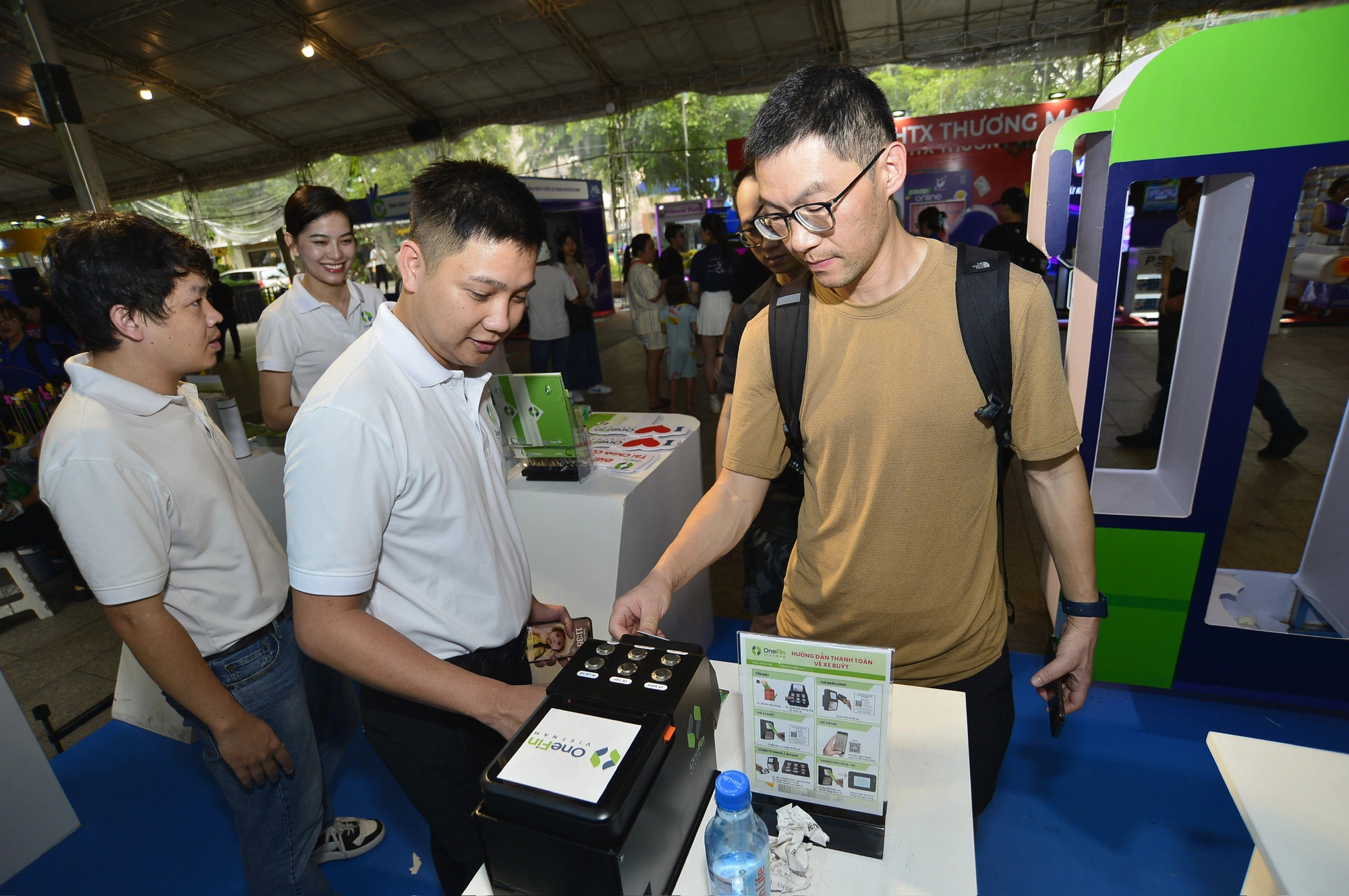 A large number of visitors expressed their satisfaction with time-saving and seamless bank card services provided by most of the pavilions at the festival. Photo: Quang Dinh / Tuoi Tre