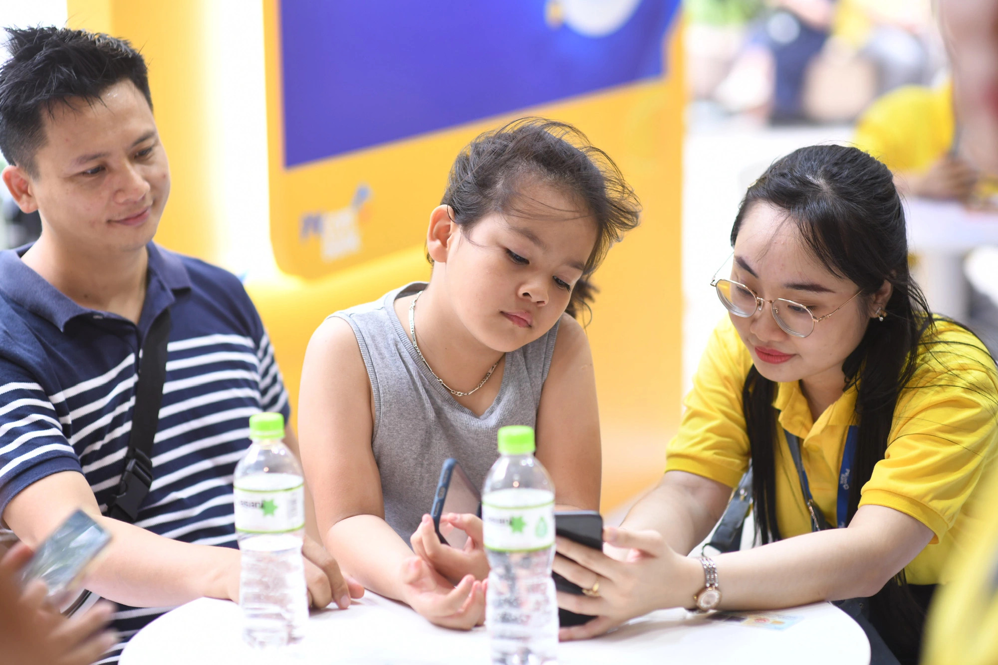 A child visitor experiences a digital payment service at the event. Photo: Quang Dinh / Tuoi Tre