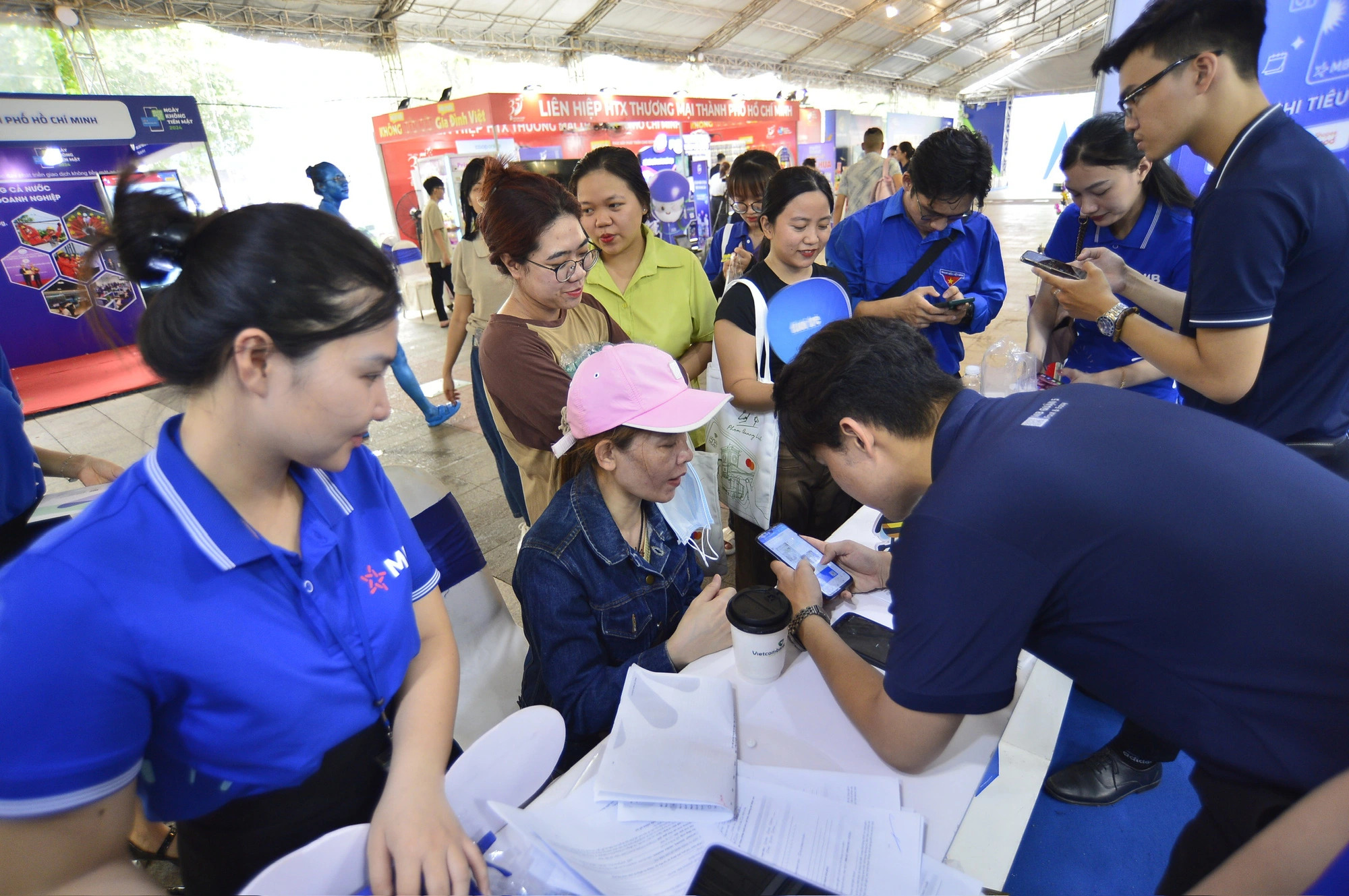 Visitors try digital banking services offered by Military Commercial Joint Stock Bank (MB Bank). Photo: Quang Dinh / Tuoi Tre