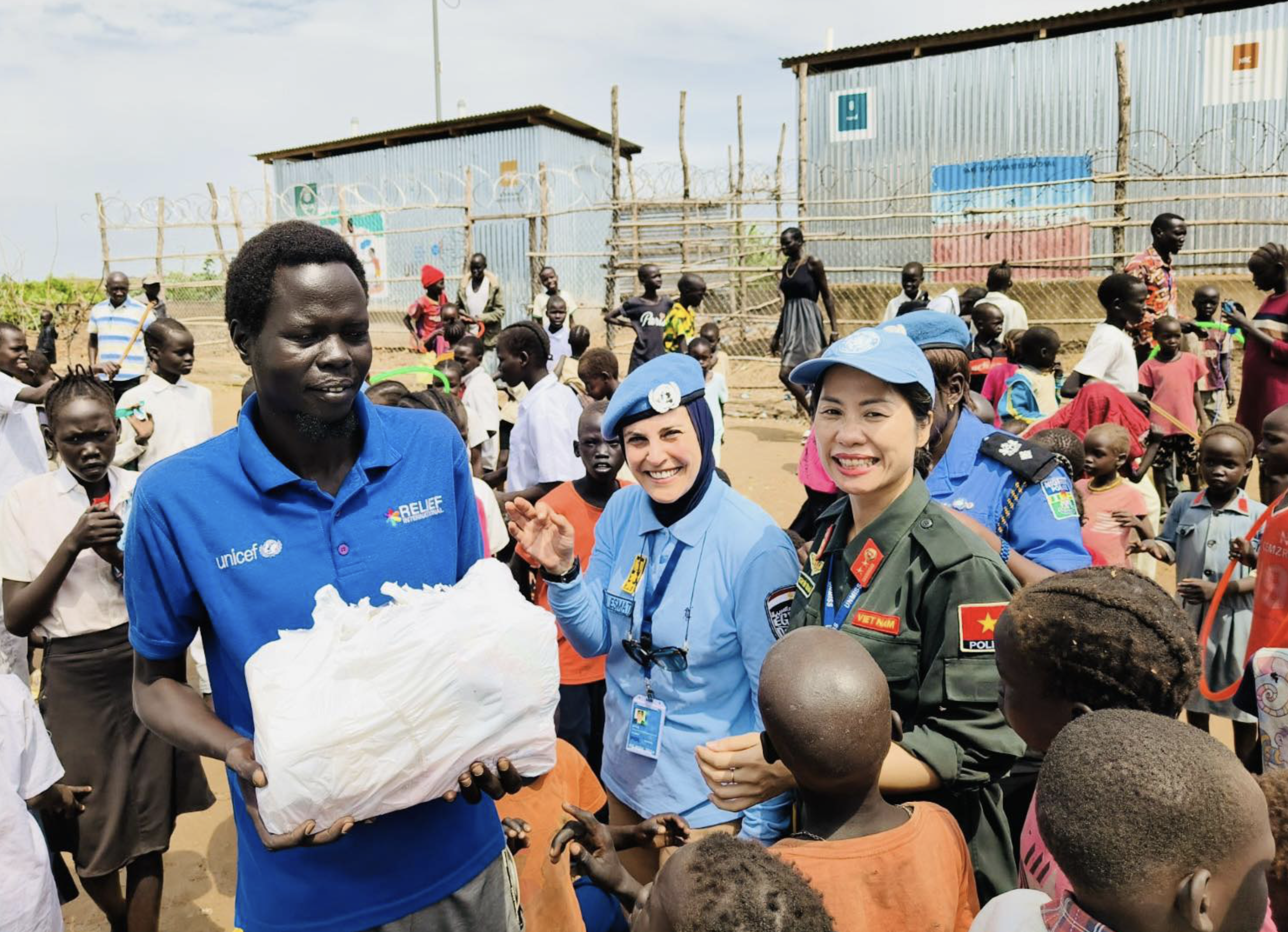 School supplies, mainly sourced from the Women’s Union of the Vietnamese Ministry of Public Security, handed over to teachers and students at two schools in South Sudan. Photo: Huyen Cham / Tuoi Tre