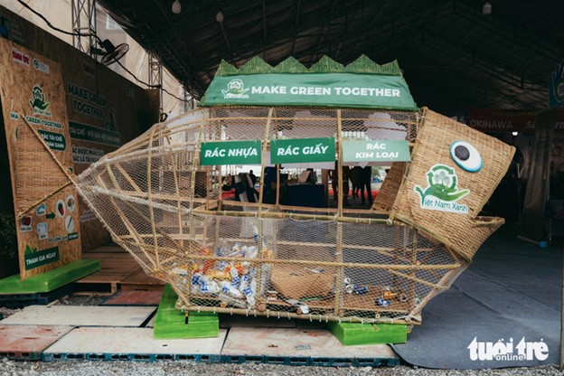 A fish model helps classify trash at the Green Vietnam pavilion. Photo: Thanh Hiep / Tuoi Tre