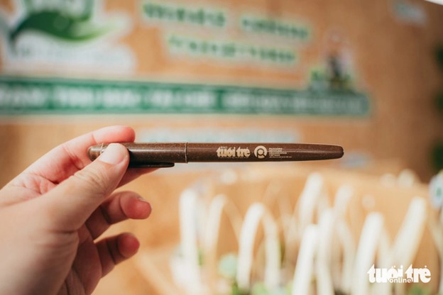 Visitors can receive pens whose barrels are made from used coffee grounds if they bring recyclable trash to the Green Vietnam pavilion. Photo: Thanh Hiep / Tuoi Tre