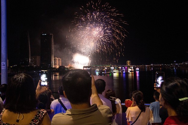 Spectators are excited about a performance at the second display of the Da Nang International Fireworks Festival 2024 in Da Nang City, central Vietnam, June 15, 2024. Photo: Thanh Nguyen / Tuoi Tre