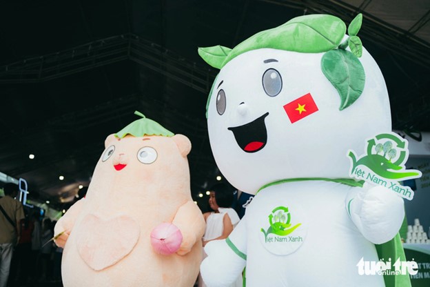 The mascot of the Green Vietnam program (R) and the mascot of Biti’s tree planting campaign. Photo: Thanh Hiep / Tuoi Tre