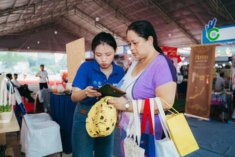 A woman supports activities at the Green Vietnam pavilion. Photo: Thanh Hiep / Tuoi Tre