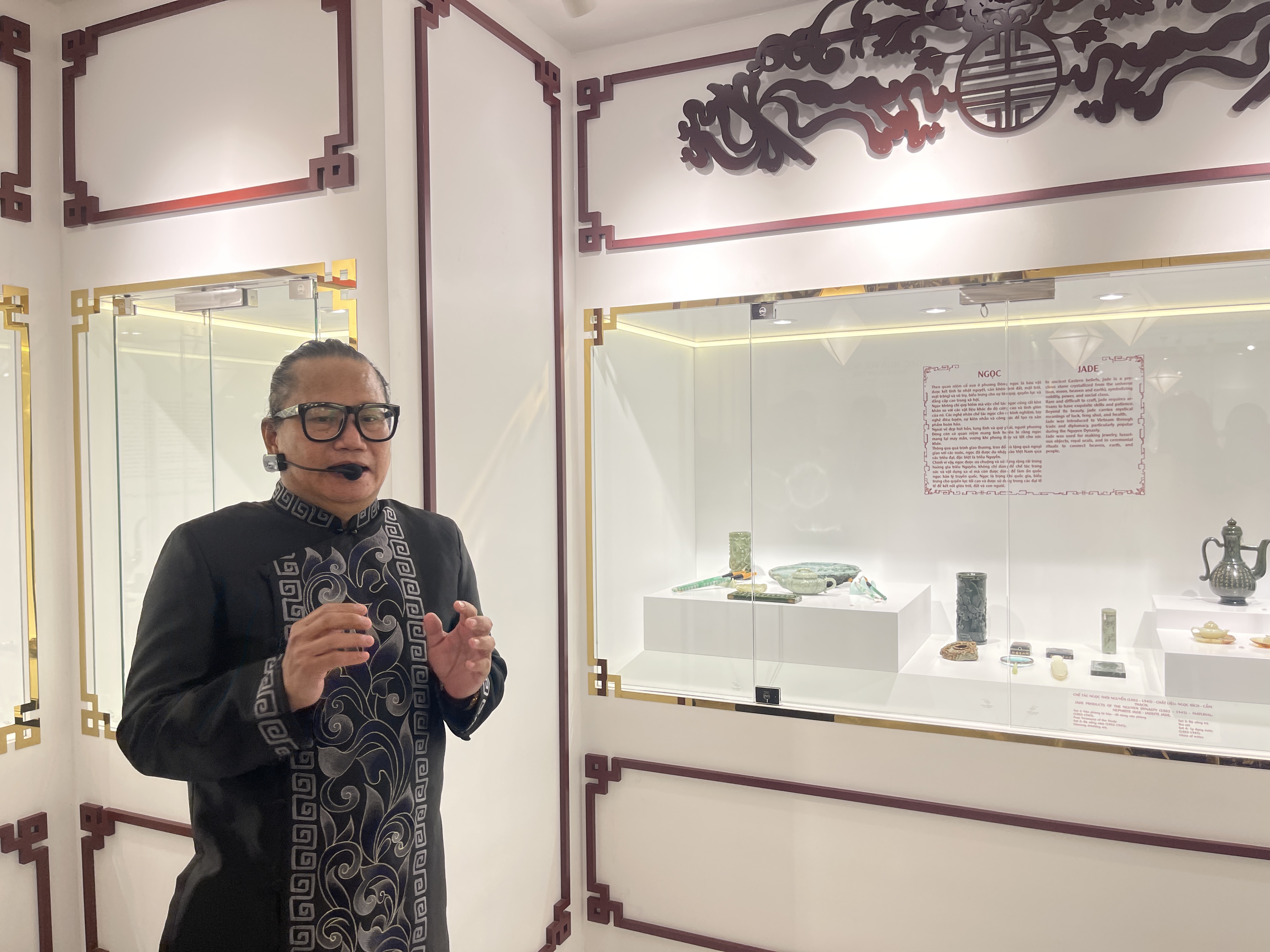 Vietnamese antique collector Do Hung instructs visitors about artifacts from Vietnam's Nguyen Dynasty at his museum in District 1, Ho Chi Minh City. Photo: Dong Nguyen / Tuoi Tre News