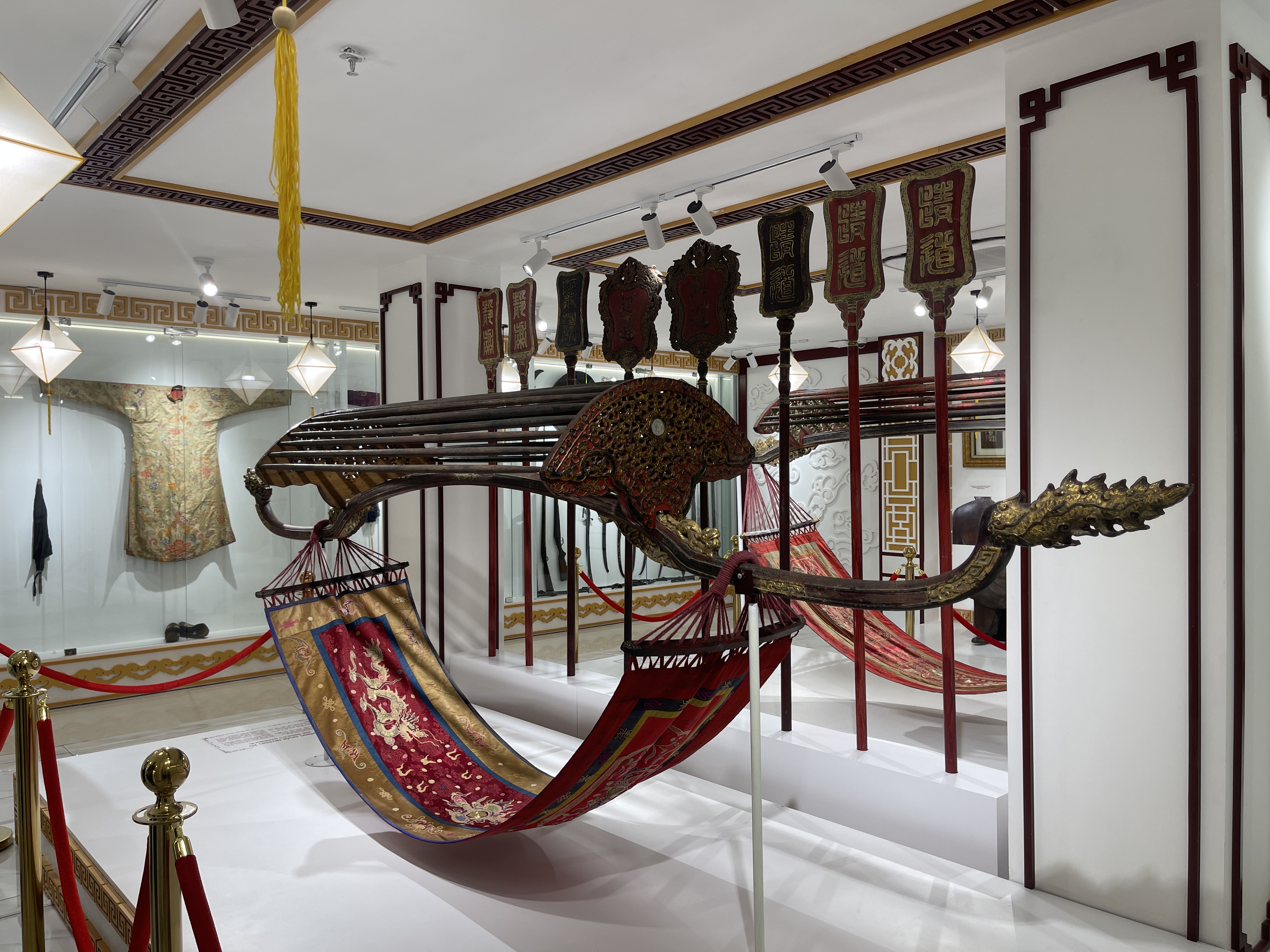 A hammock for a prince from the Nguyen Dynasty is displayed at the Nguyen Dynasty Artifacts Museum. Photo: Dong Nguyen / Tuoi Tre News