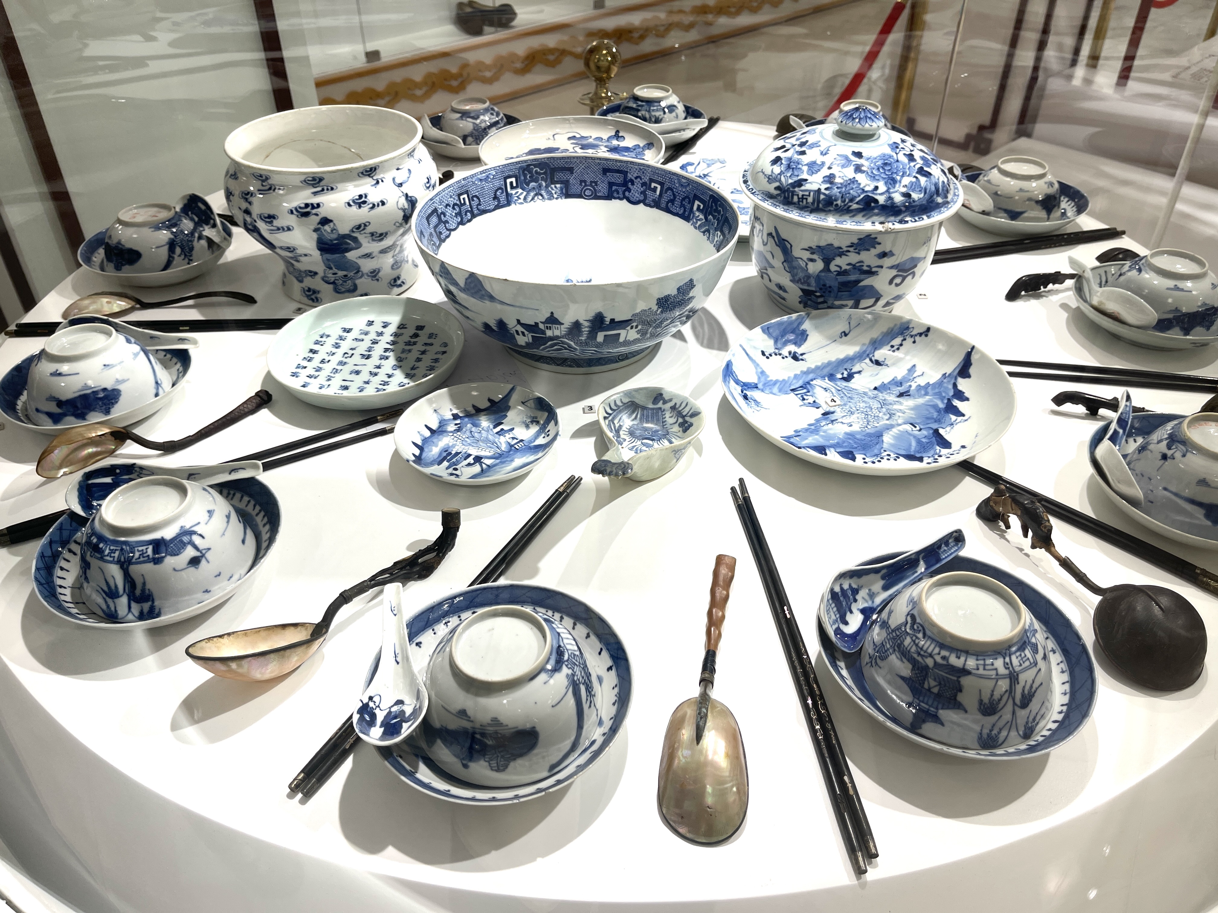 A dining utensil set from the Nguyen Dynasty is displayed at the Nguyen Dynasty Artifacts Museum. Photo: Dong Nguyen / Tuoi Tre News