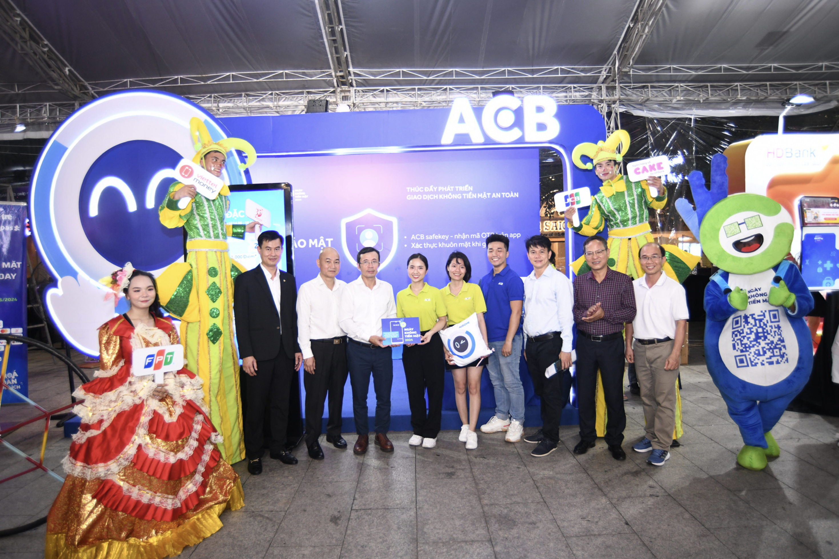 The organization board gives a thank-you letter to a representative of ACB. Photo: Quang Dinh / Tuoi Tre