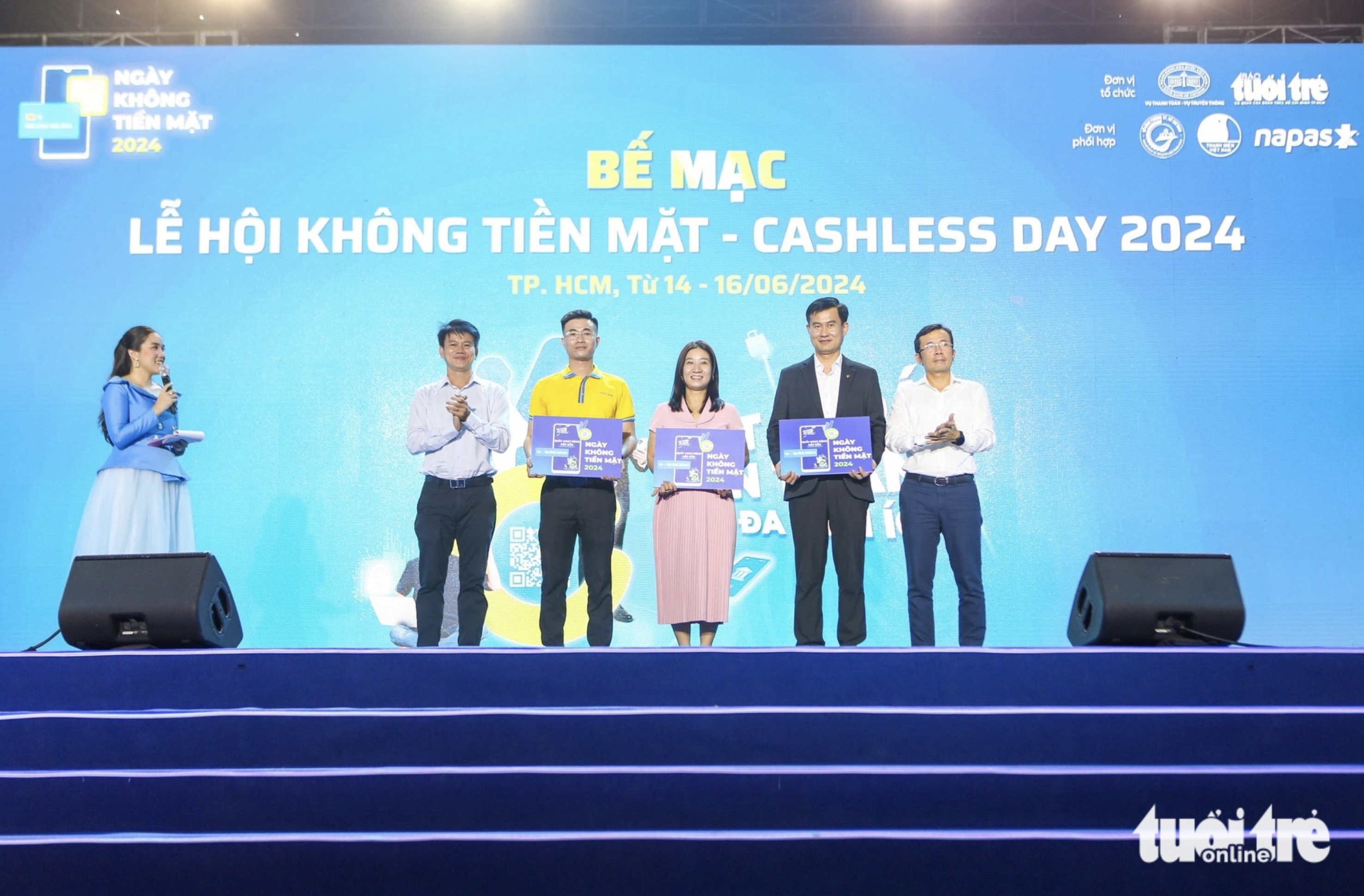 Nam A Bank, Techcombank and Vietcombank win prizes for ‘Booths with fascinating activities.’ Photo: Phuong Quyen / Tuoi Tre