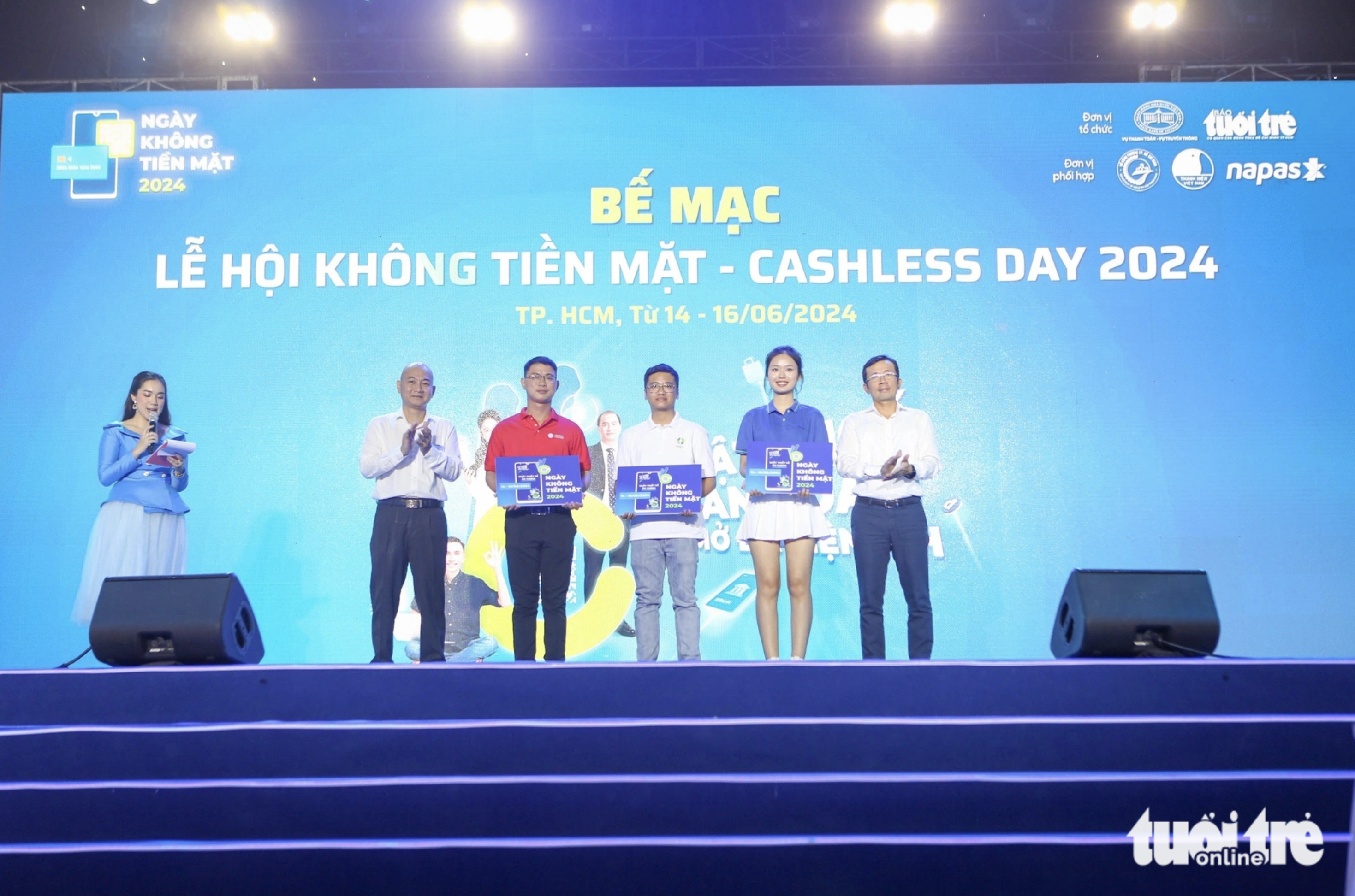 ONEFIN, NAPAS and Vietel Money secure prizes for ‘Booths with impressive designs.’ Photo: Phuong Quyen / Tuoi Tre