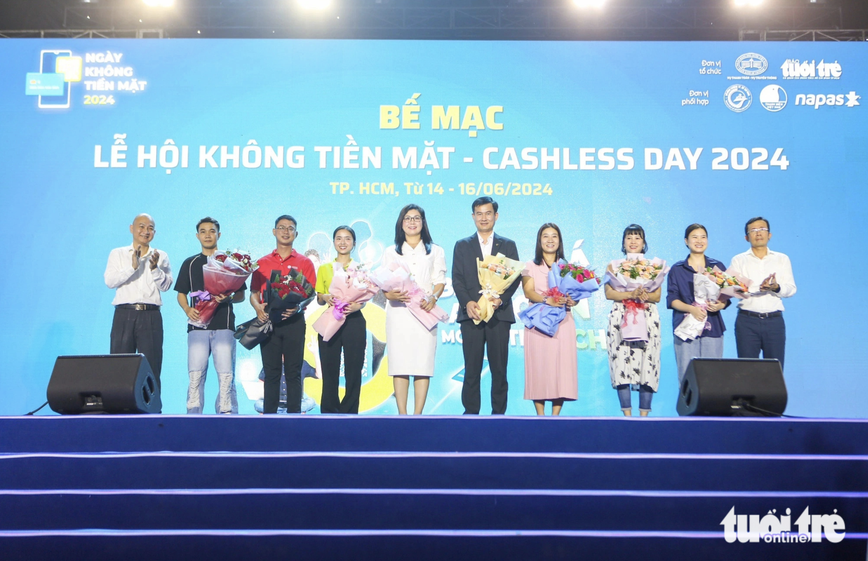 The organization board gives flowers to the representatives of some enterprises in association with the festival. Photo: Phuong Quyen / Tuoi Tre