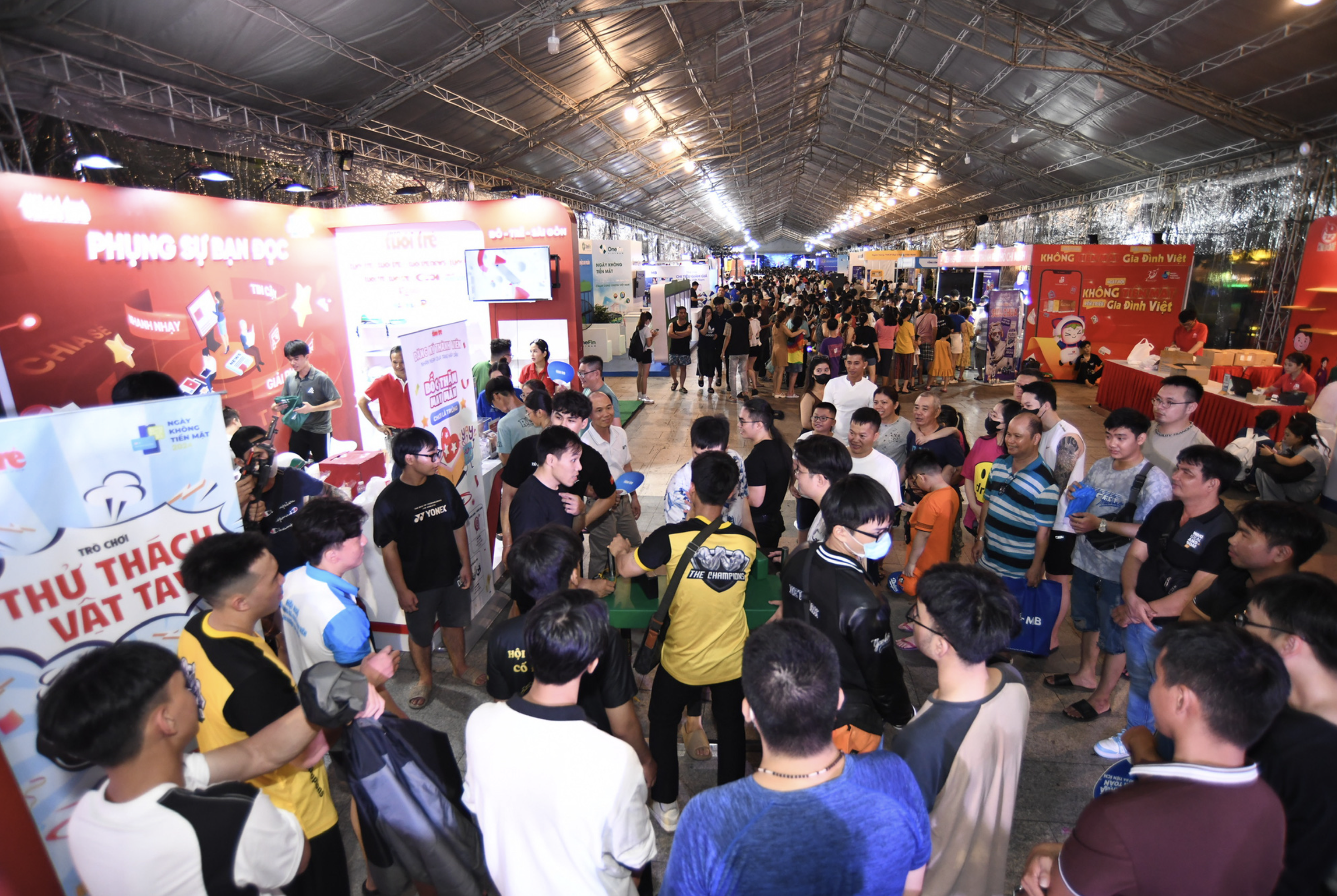 Crowds of visitors join the 2024 Cashless Day Festival held on Nguyen Hue Pedestrian Street in downtown Ho Chi Minh City. Photo: Quang Dinh / Tuoi Tre