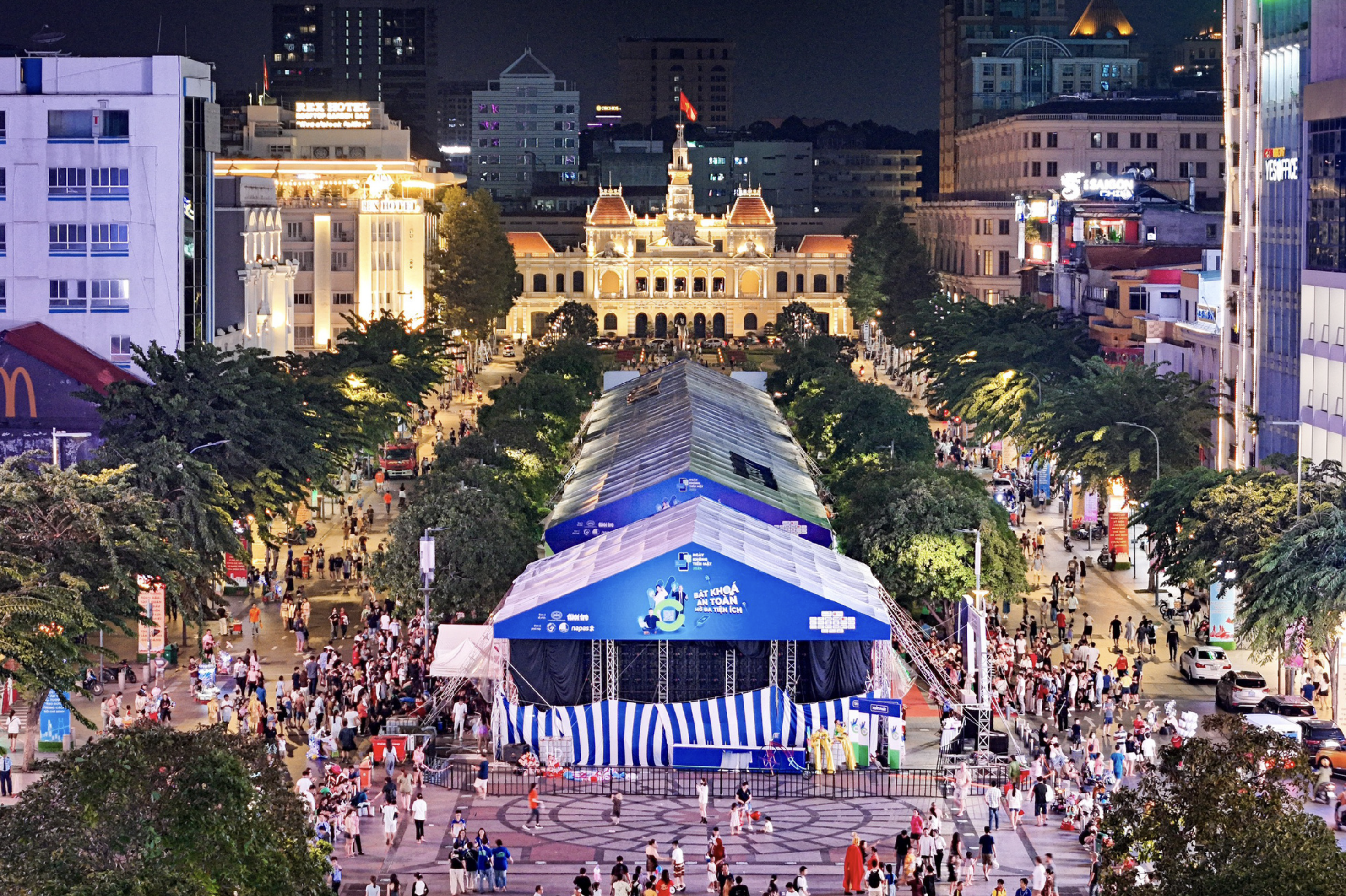 The last night of the 2024 Cashless Day Festival in Ho Chi Minh City lures a large number of visitors. Photo: Phuong Quyen / Tuoi Tre