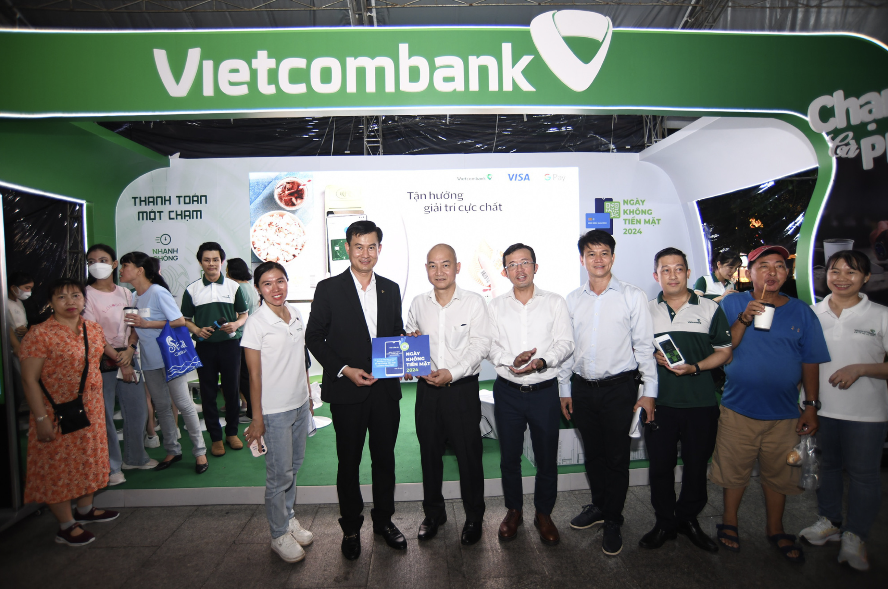 The organization board gives a thank-you letter to a representative of Vietcombank. Photo: Quang Dinh / Tuoi Tre