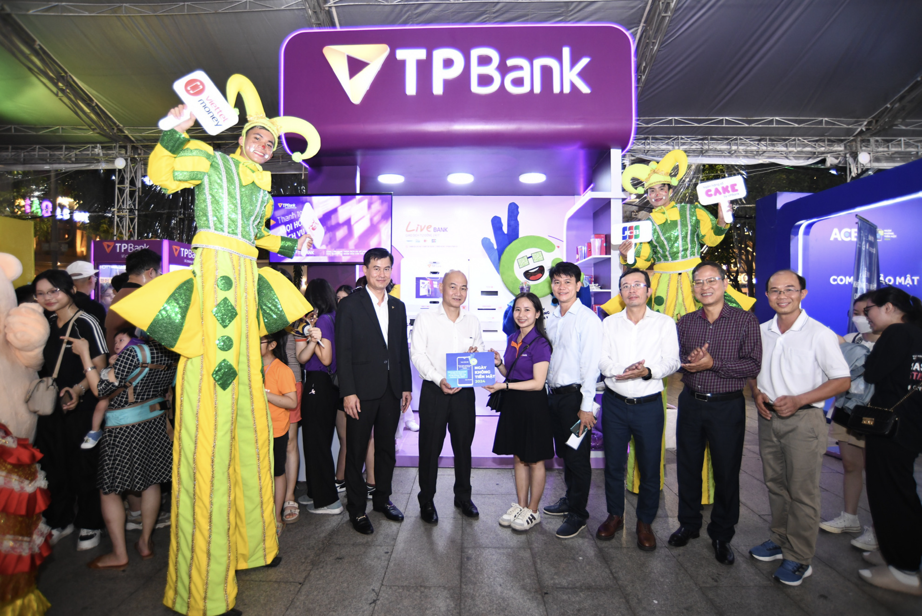 The organization board gives a thank-you letter to a representative of TPBank. Photo: Quang Dinh / Tuoi Tre