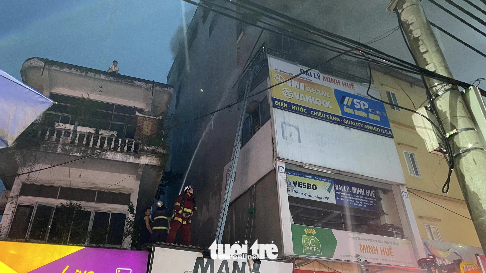 Firefighters are putting out the fire. Photo: Danh Khang / Tuoi Tre