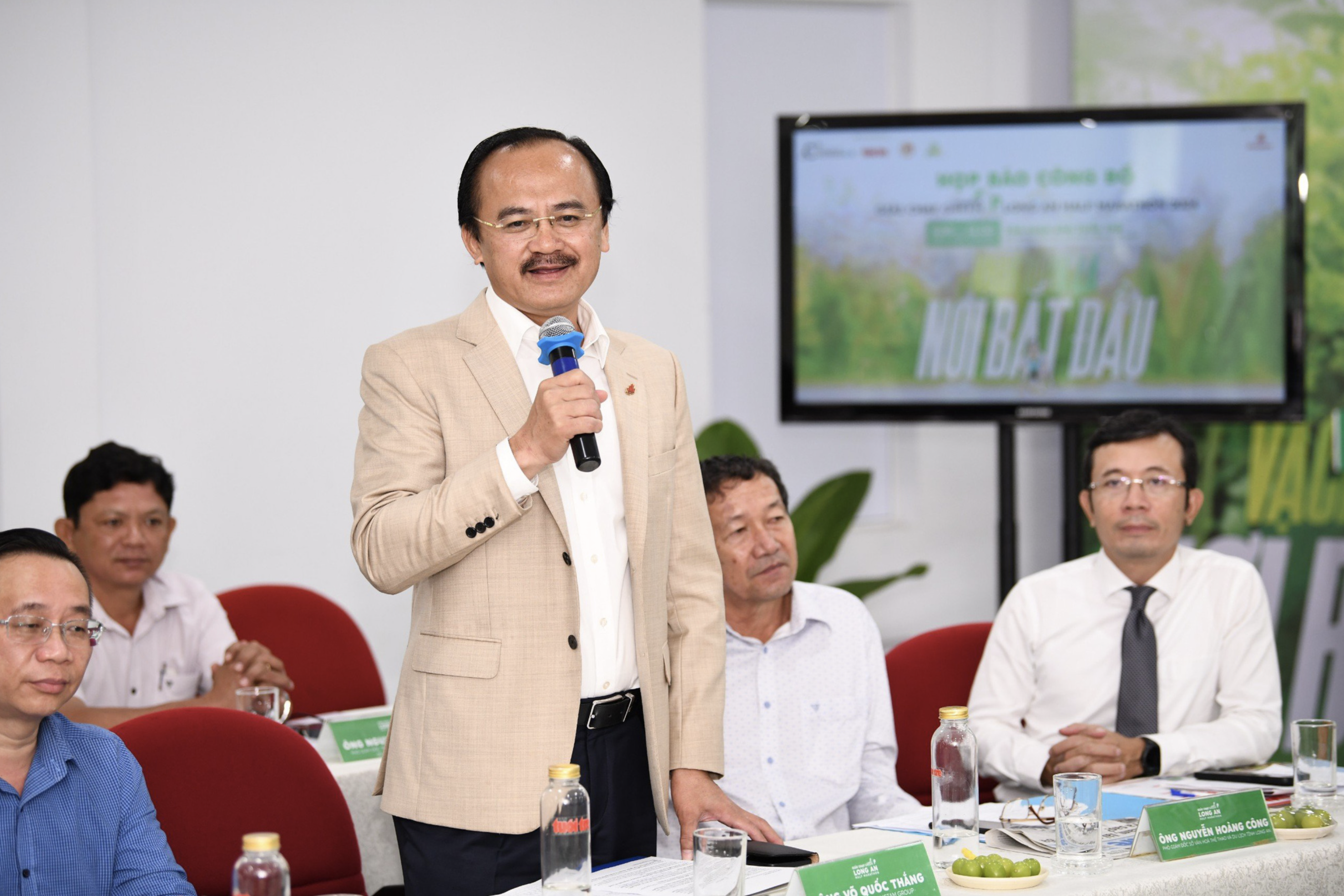 Vo Quoc Thang, chairman and CEO of Dong Tam Group, speaks at a press briefing on June 18, 2024 to introduce a half-marathon race. Photo: Quang Dinh / Tuoi Tre