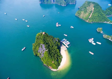 Authorities verify report of tourists abandoned in Ha Long Bay in northern Vietnam