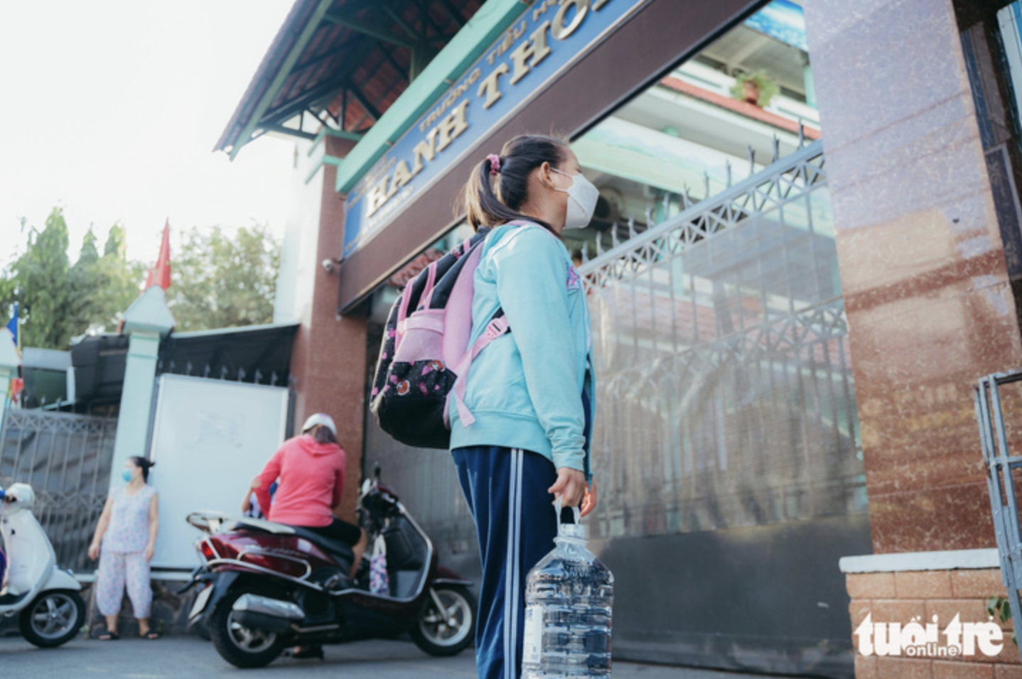 Stinky water forces students at Ho Chi Minh City elementary school to carry water to class