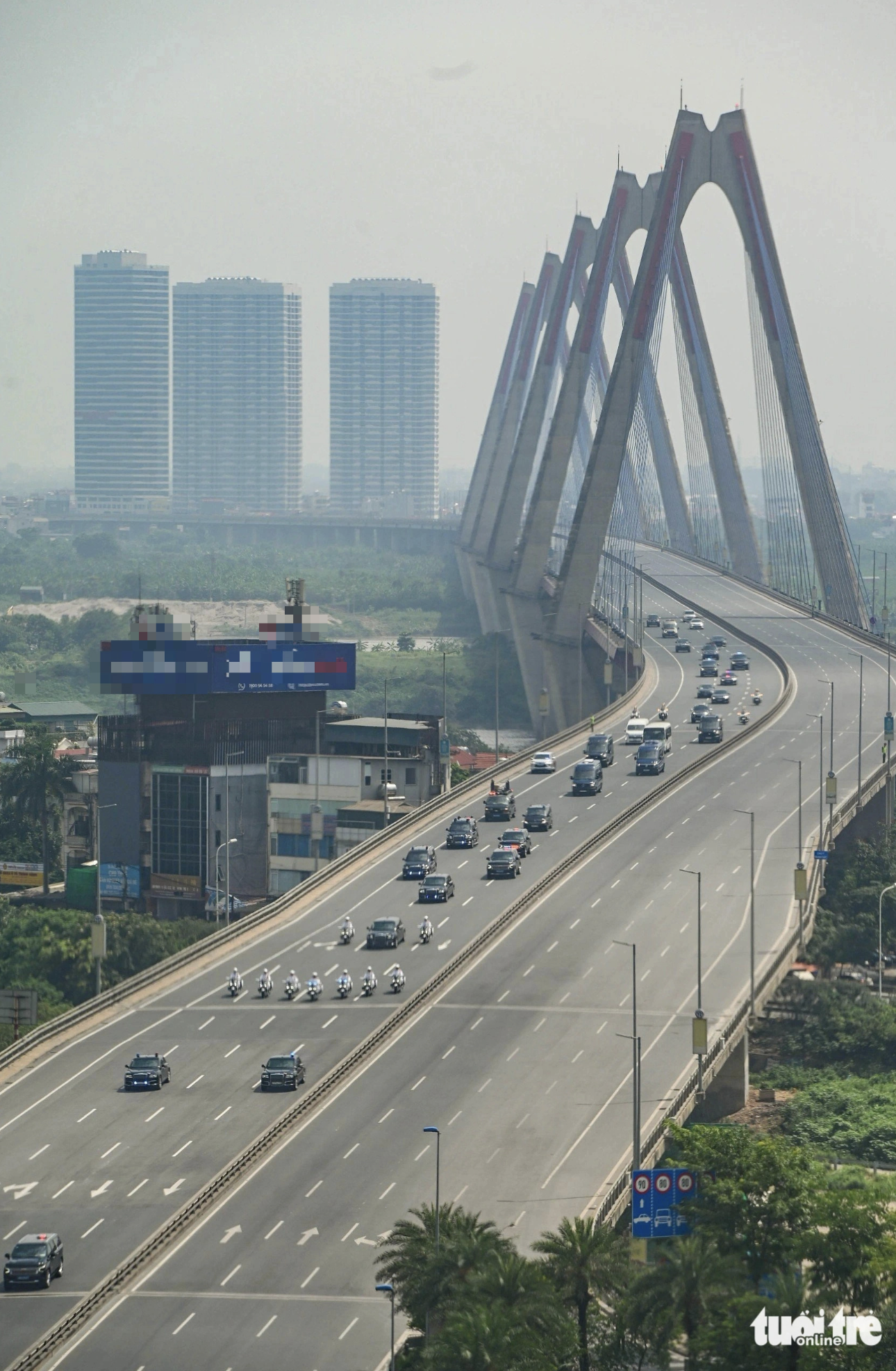 A convoy of cars and motorcycles runs on a bridge in Hanoi to start a rehearsal ahead of Russian President Putin’s visit to Vietnam. Photo: Hong Quang / Tuoi Tre