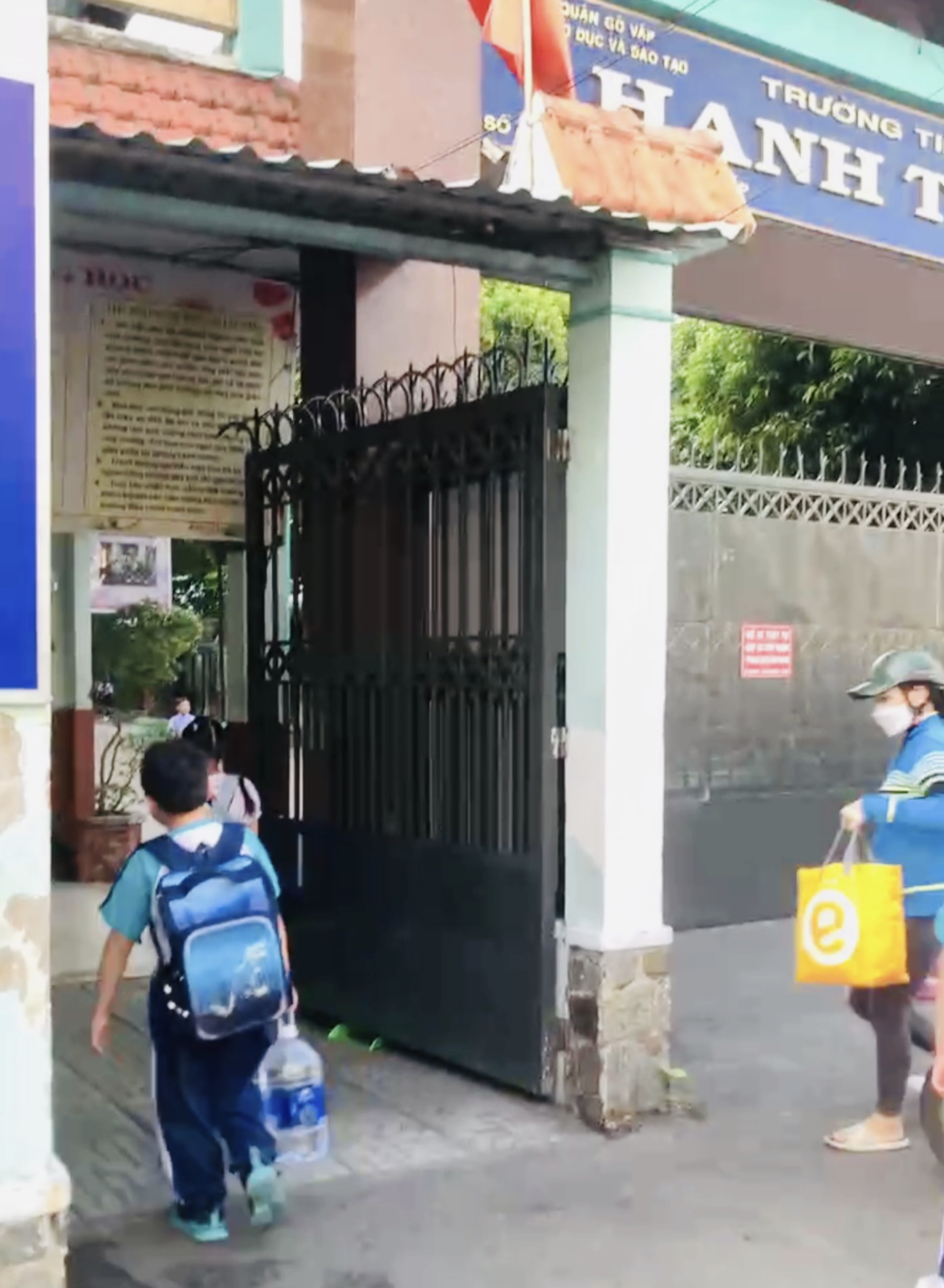 A student is pictured carrying a bottle of water to Hanh Thong Primary School in Go Vap District, Ho Chi Minh City to drink due to foul-smelling water at school in late May, 2024. Photo: Supplied